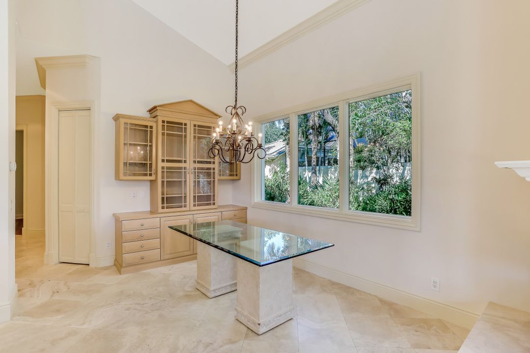 969 Barcarmil Way, Naples, FL 34110