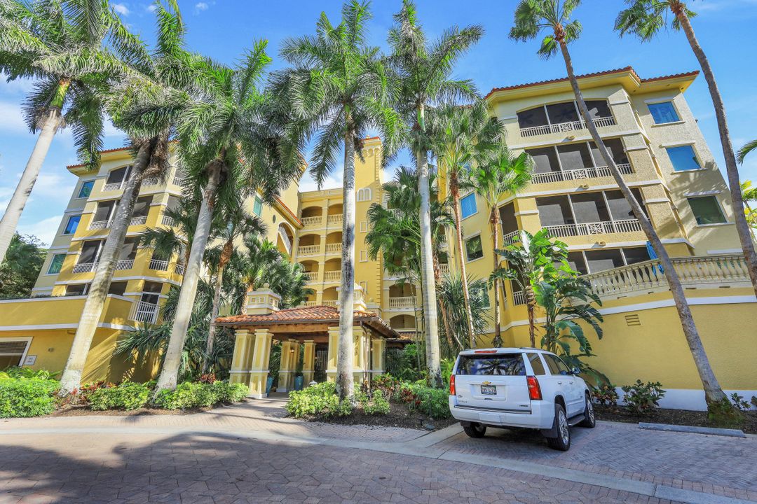 2748 Tiburon Blvd E #304, Naples, FL 34109