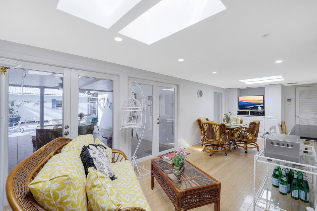 349 2nd Ave N, Naples, FL 34102