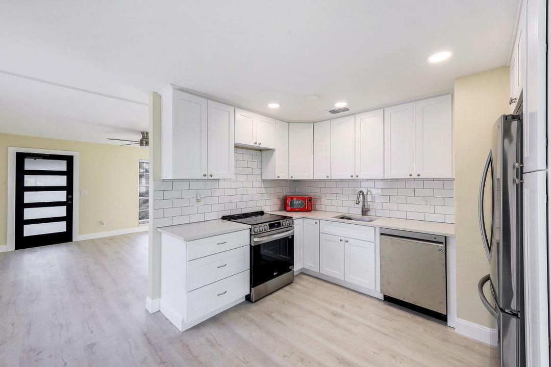 32 Knights Bridge Rd, Naples, FL 34112