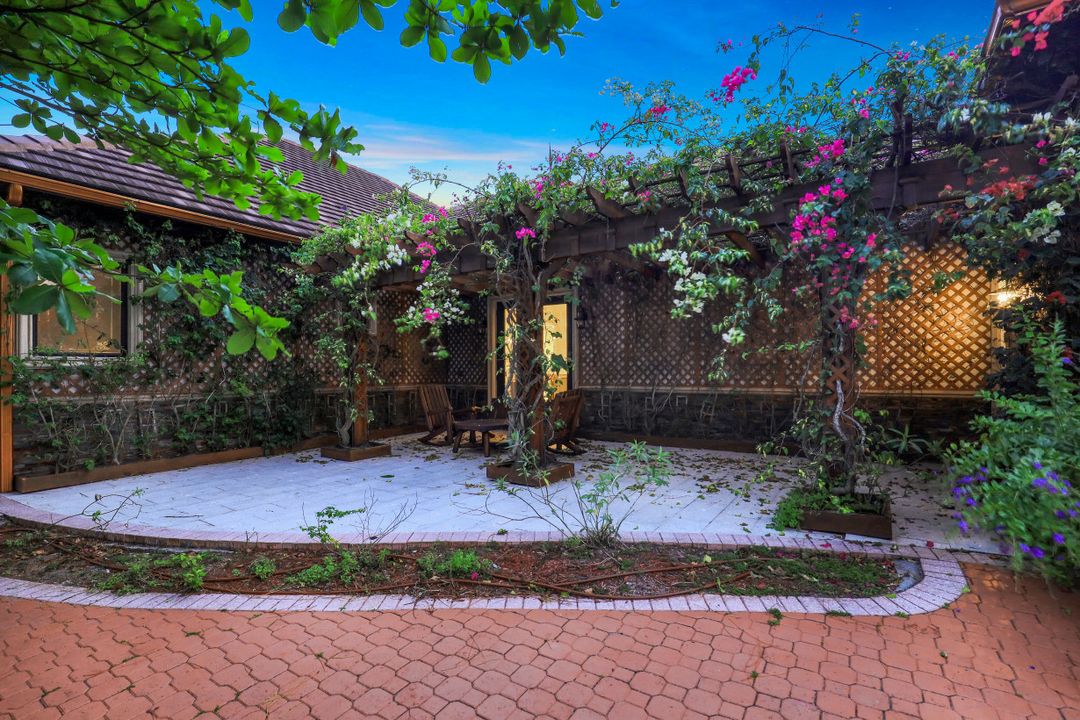 5610 Bur Oaks Ln, Naples, FL 34119