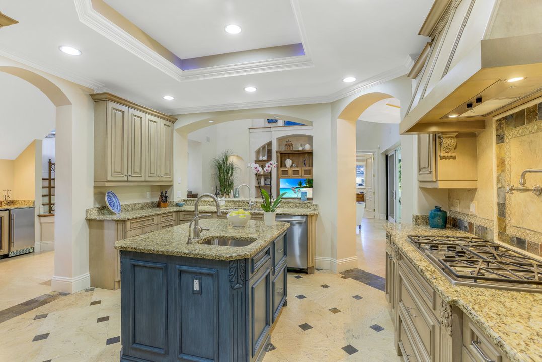 33 3rd St S, Naples, FL 34102