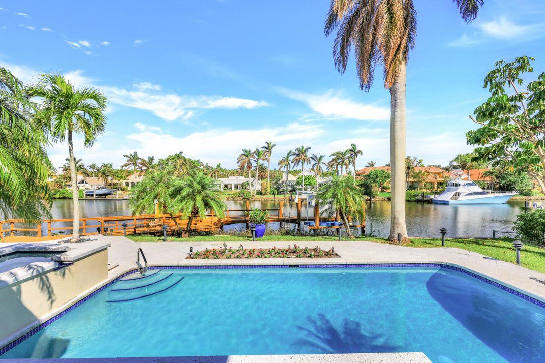 925 Spyglass Ln, Naples, FL 34102