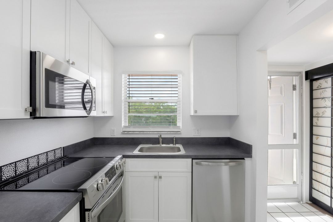 200 Turtle Lake Ct #303, Naples, FL 34105