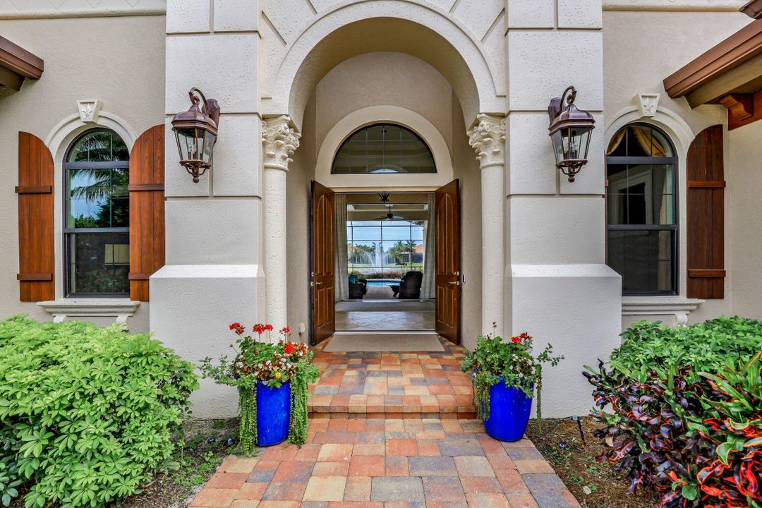 6512 Costa Cir, Naples, FL 34113