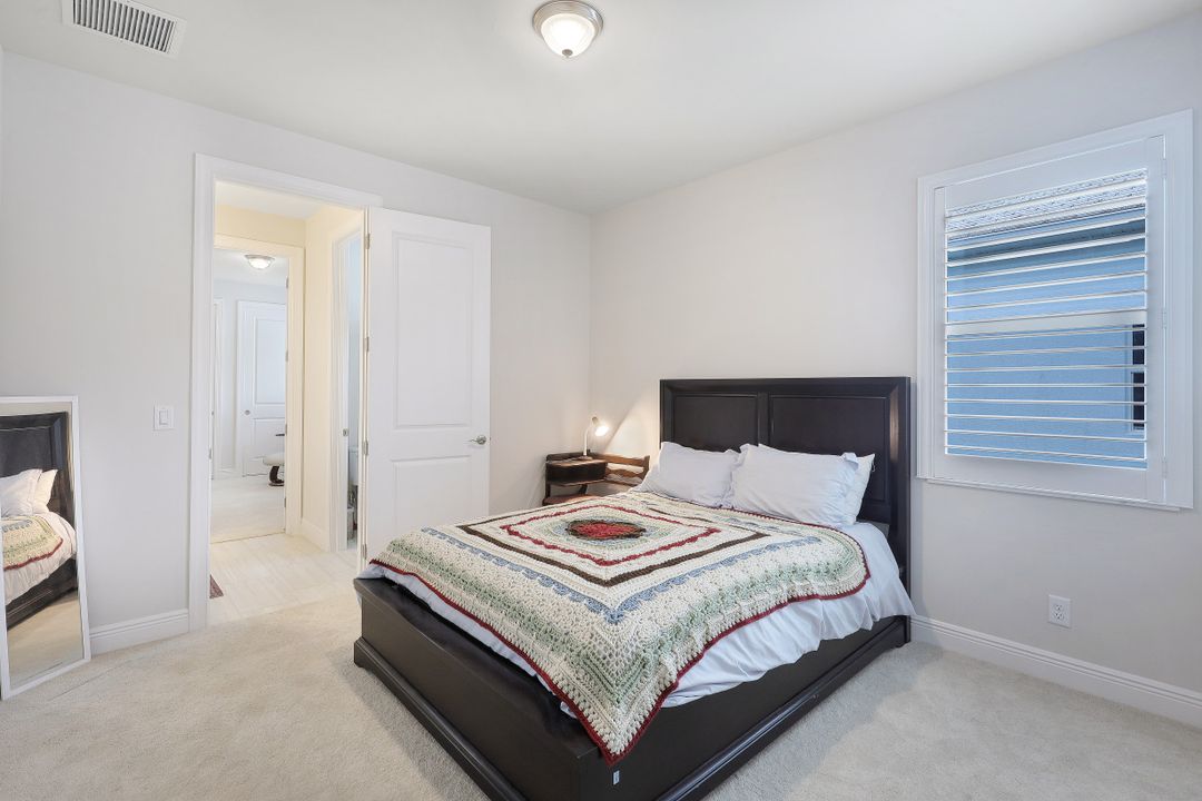 9003 Redonda Dr, Naples, FL 34114