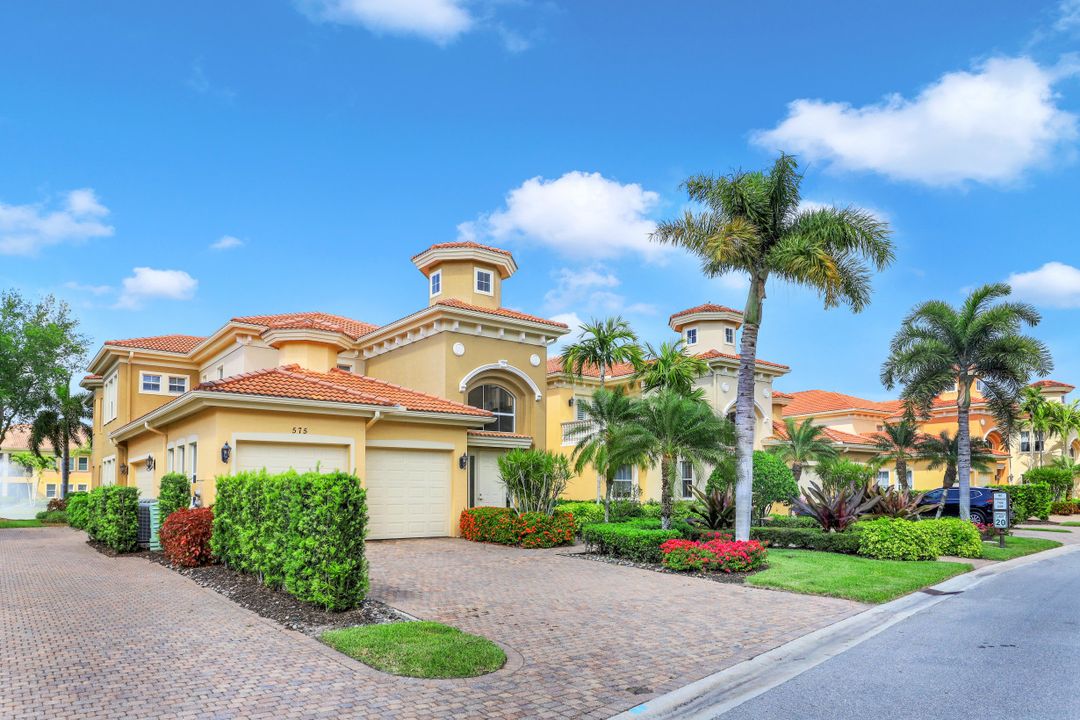 575 Avellino Isles Cir #101, Naples, FL 34119