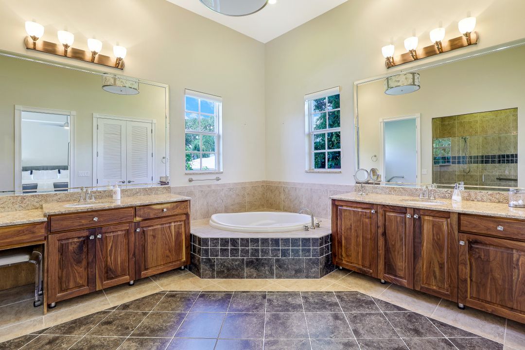 9242 Vanderbilt Dr, Naples, FL 34108