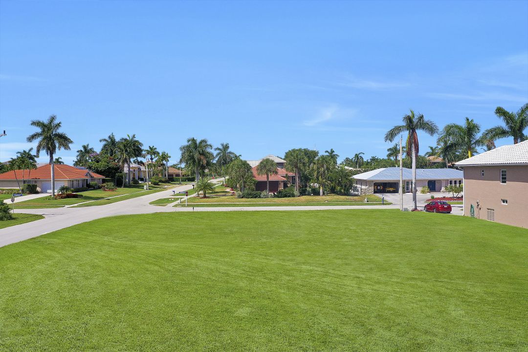 305 Grapewood Ct, Marco Island, FL 34145