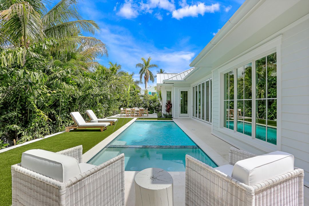 1040 2nd St S, Naples, FL 34102