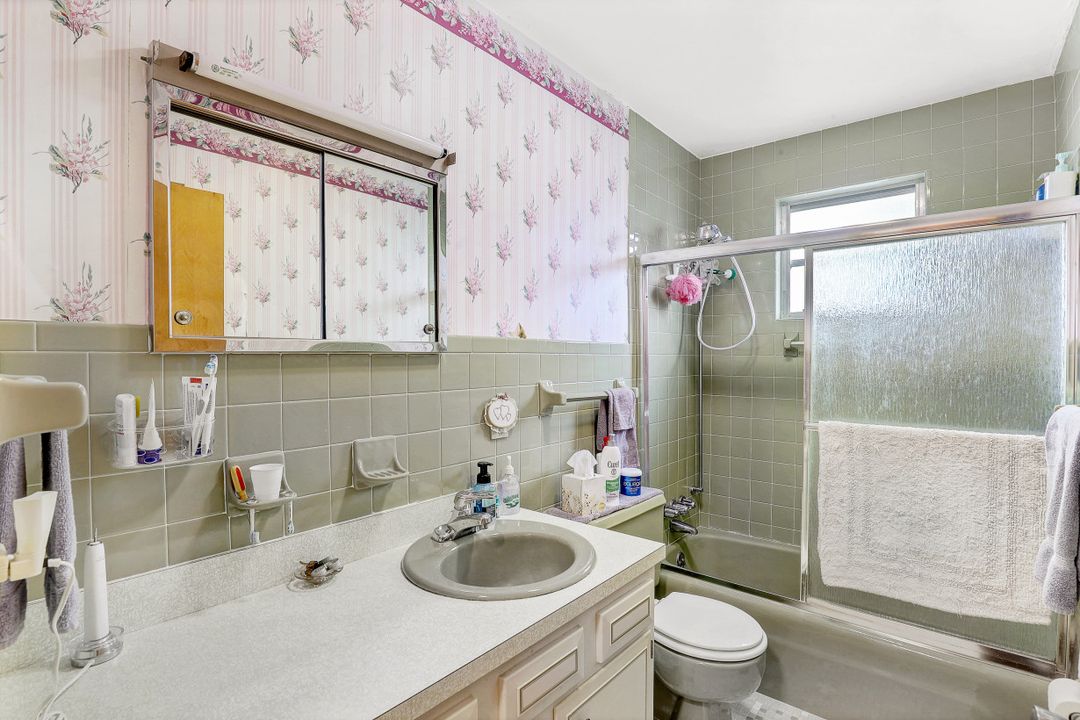 10442 Vanderbilt Dr, Naples, FL 34108