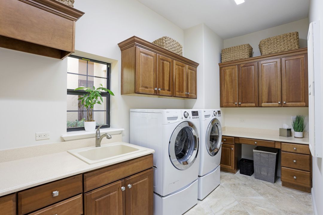 9214 Marble Stone Dr, Naples, FL 34120