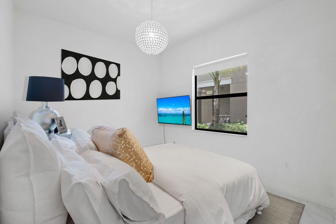 4488 Aurora St, Naples, FL 34119