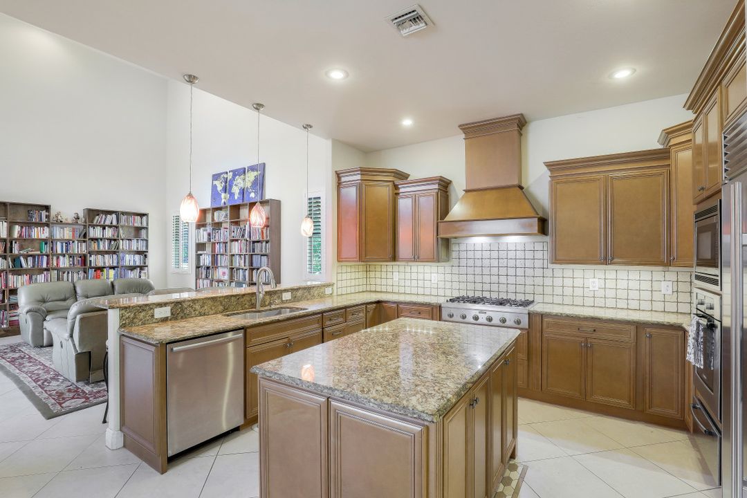 3660 7th Ave NW, Naples, FL 34120