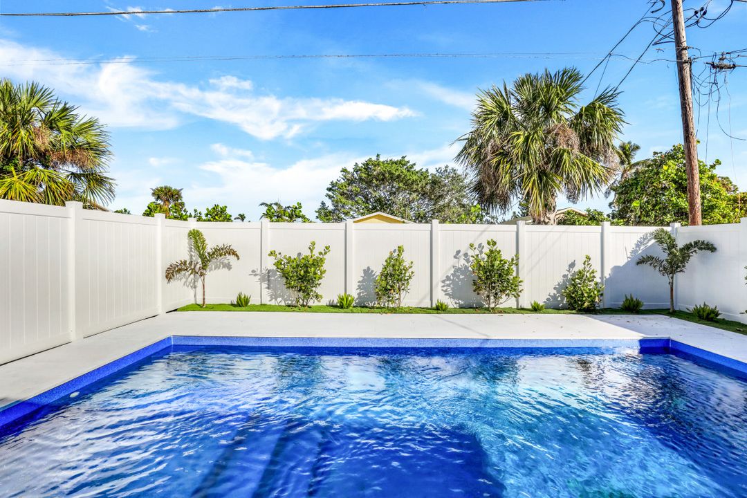 703 92nd Ave N, Naples, FL 34108