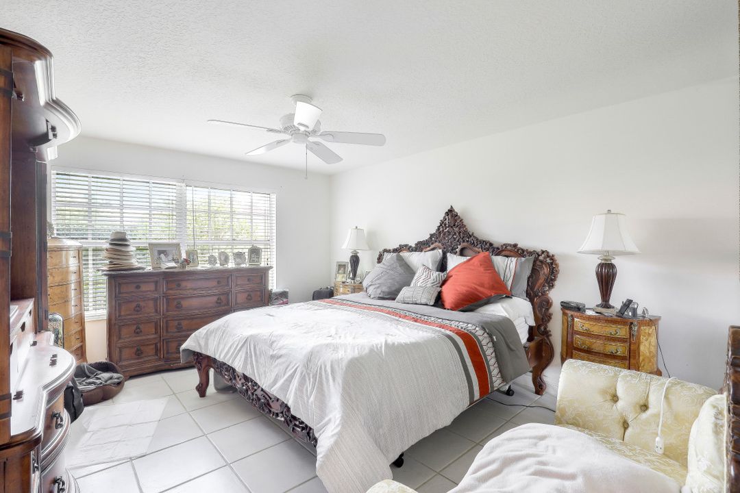 4280 Redonda Ln, Naples, FL 34119