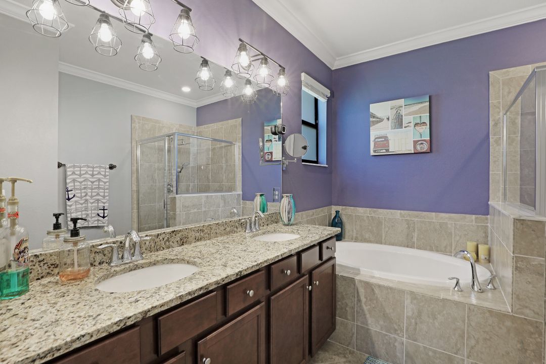 9231 Shadow Oak Ln, Naples, FL 34120