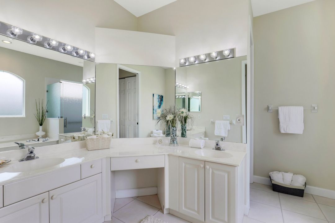 6082 Highwood Park Ct, Naples, FL 34110