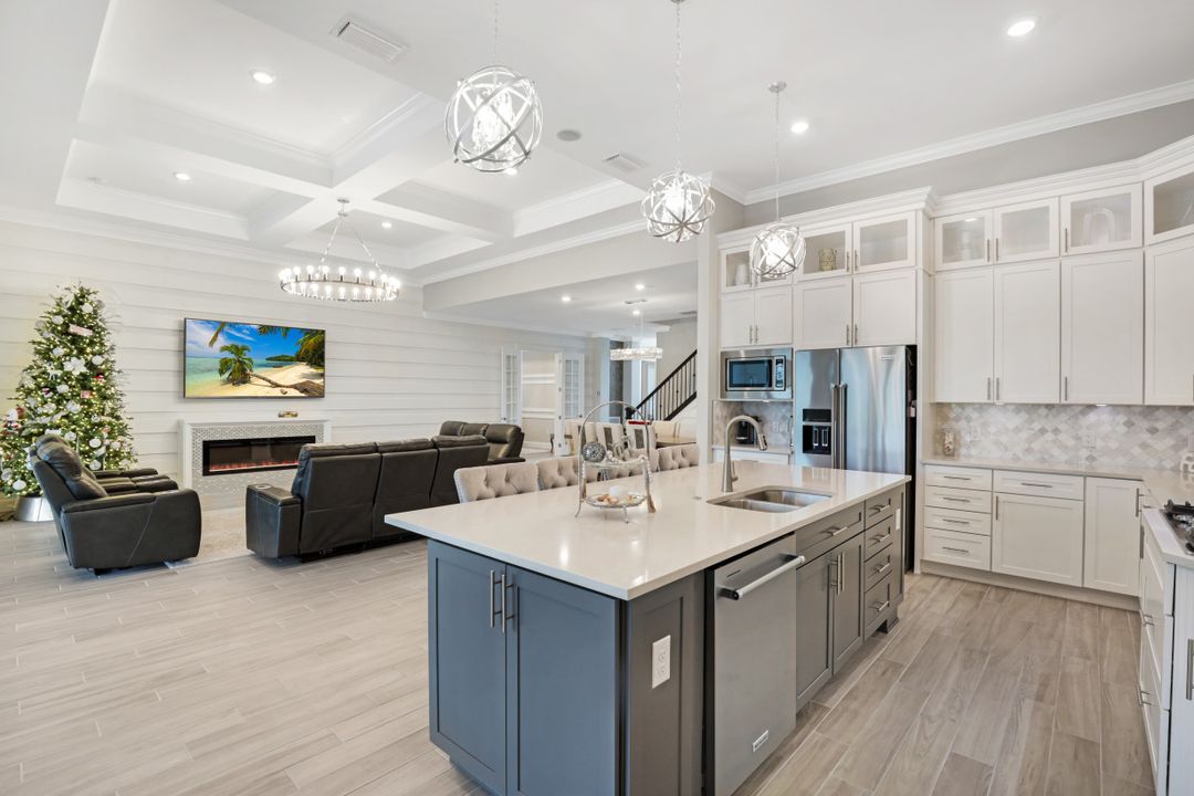 19617 Waterman Ct, Miromar Lakes, FL 33913