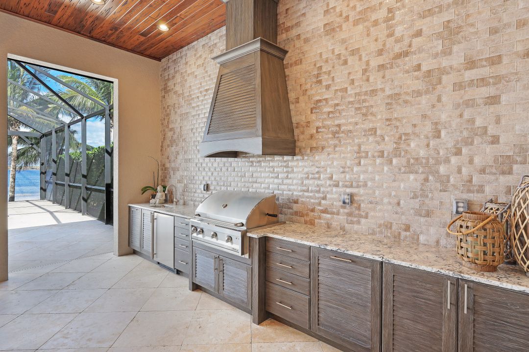 9067 Breakwater Dr, Naples, FL 34120