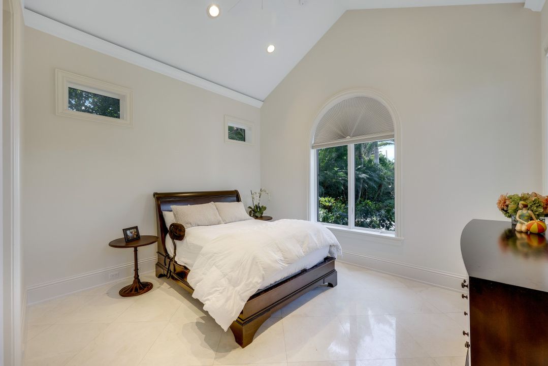 970 Aqua Cir, Naples, FL 34102