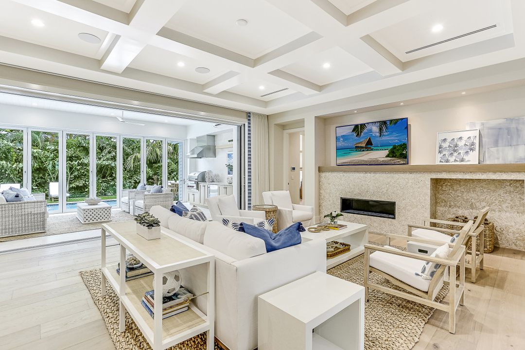 1040 2nd St S, Naples, FL 34102