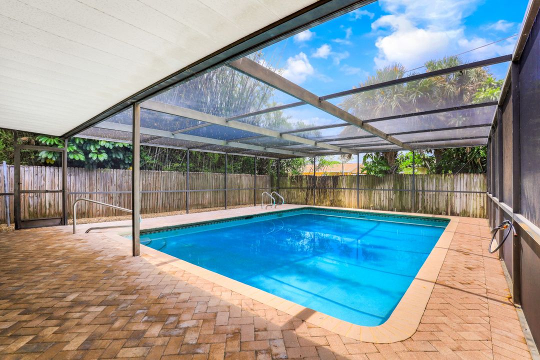 814 93rd Ave N, Naples, FL 34108