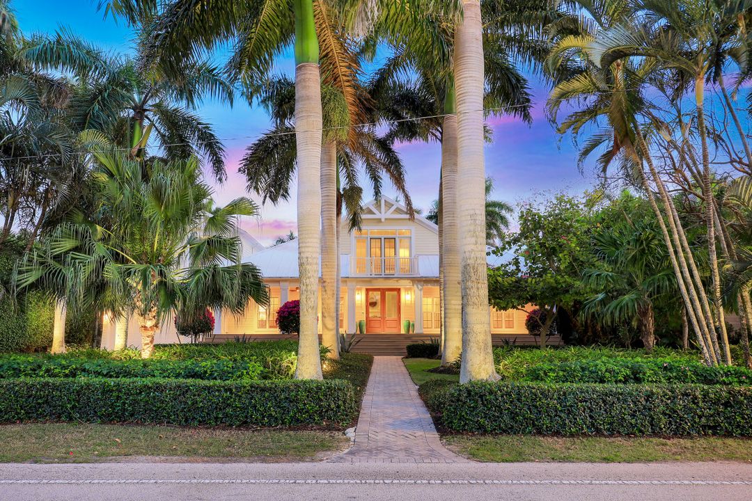 154 4th Ave N, Naples, FL 34102