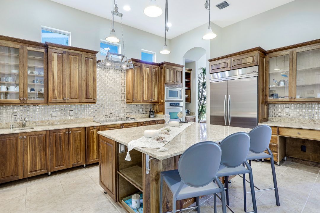 9242 Vanderbilt Dr, Naples, FL 34108