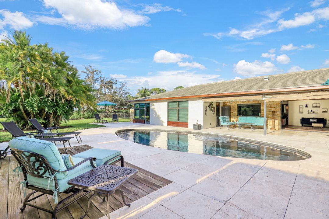 615 Carica Rd, Naples, FL 34108