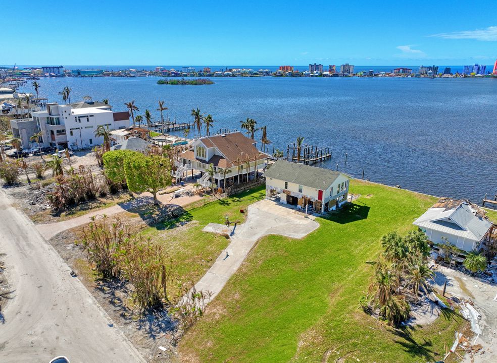 932 San Carlos Dr, Fort Myers Beach, FL 33931