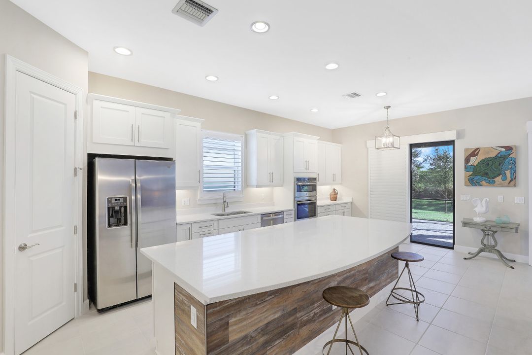 8458 Sevilla Ct, Naples, FL 34114