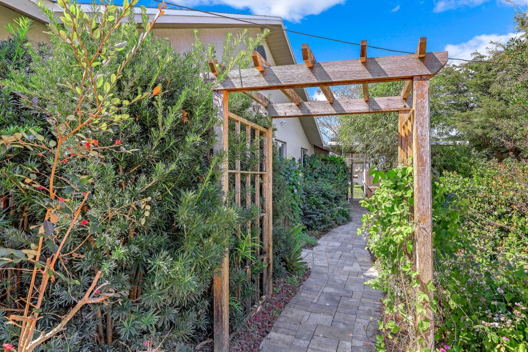 204 SE 20th Pl, Cape Coral, FL 33990