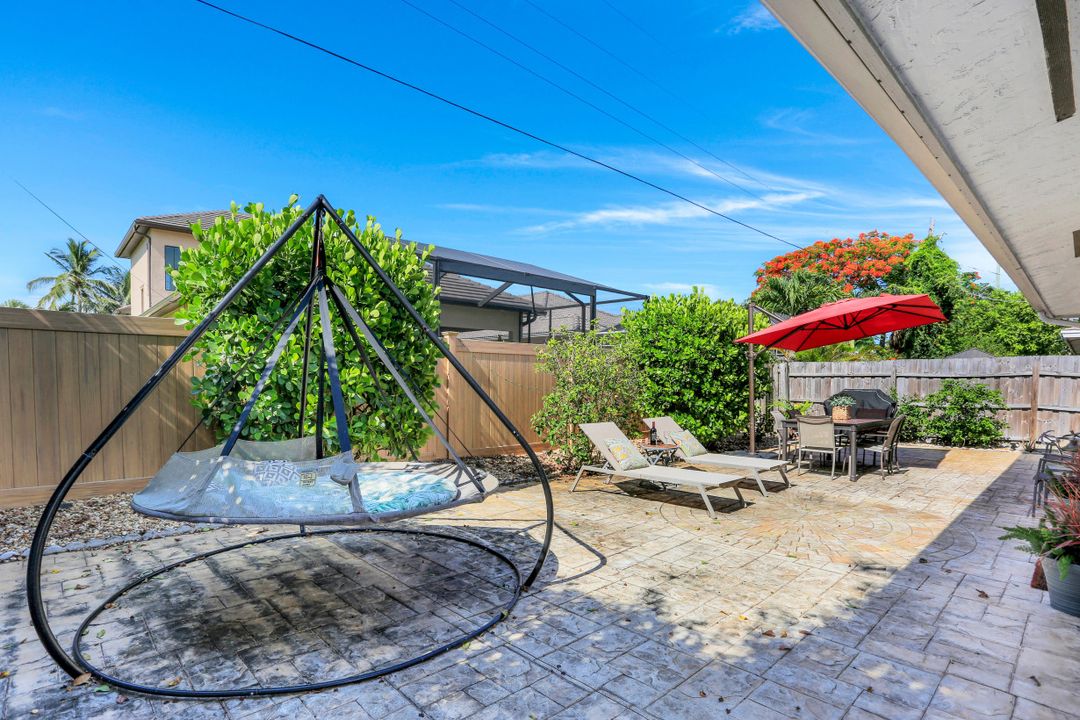 698 99th Ave N, Naples, FL 34108