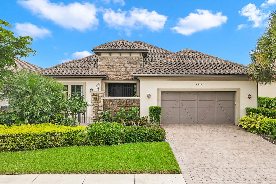 8450 Palacio Terrace W, Naples, FL 34114