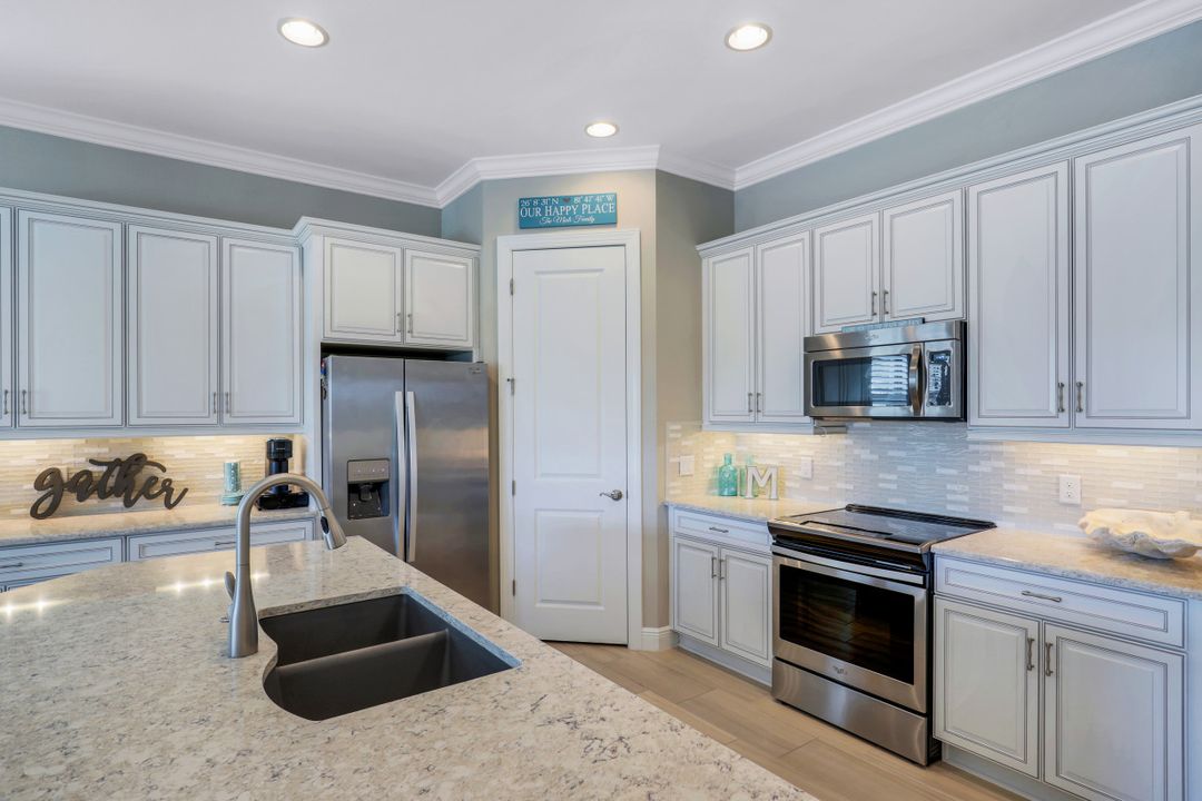 4714 Formosa Dr, Naples, FL 34119