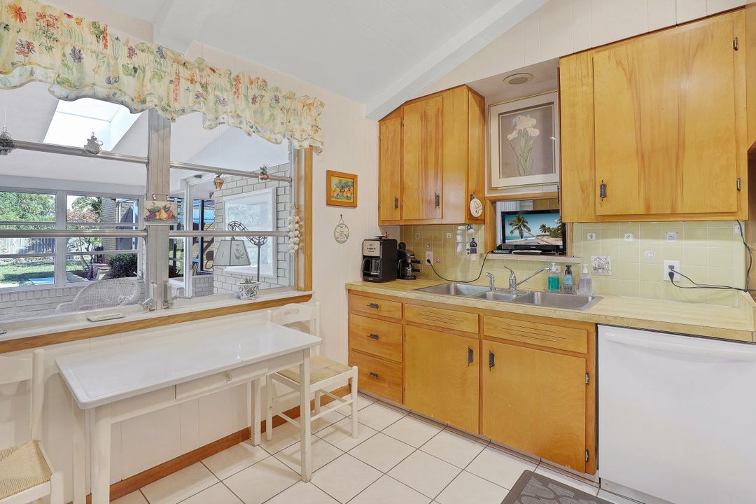 10442 Vanderbilt Dr, Naples, FL 34108