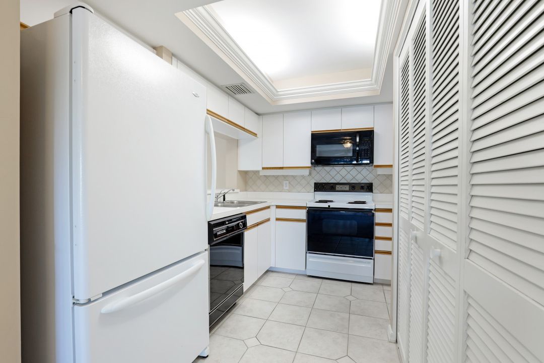 5635 Turtle Bay Dr #12, Naples, FL 34108