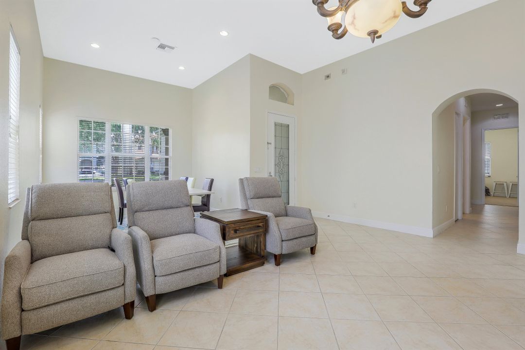 1717 Birdie Dr, Naples, FL 34120