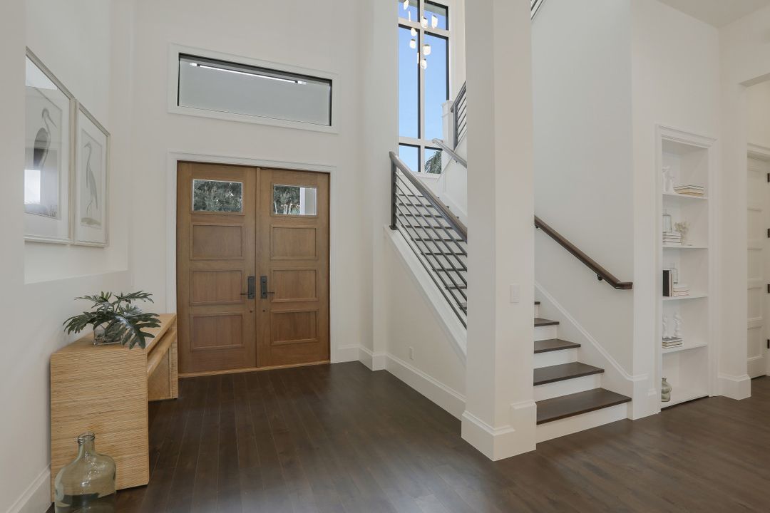 725 Parkview Ln, Naples, FL 34103