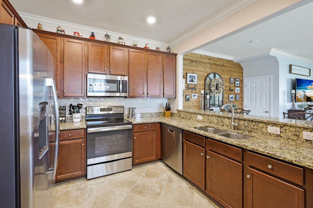 2727 Blossom Wy, Naples, FL 34120