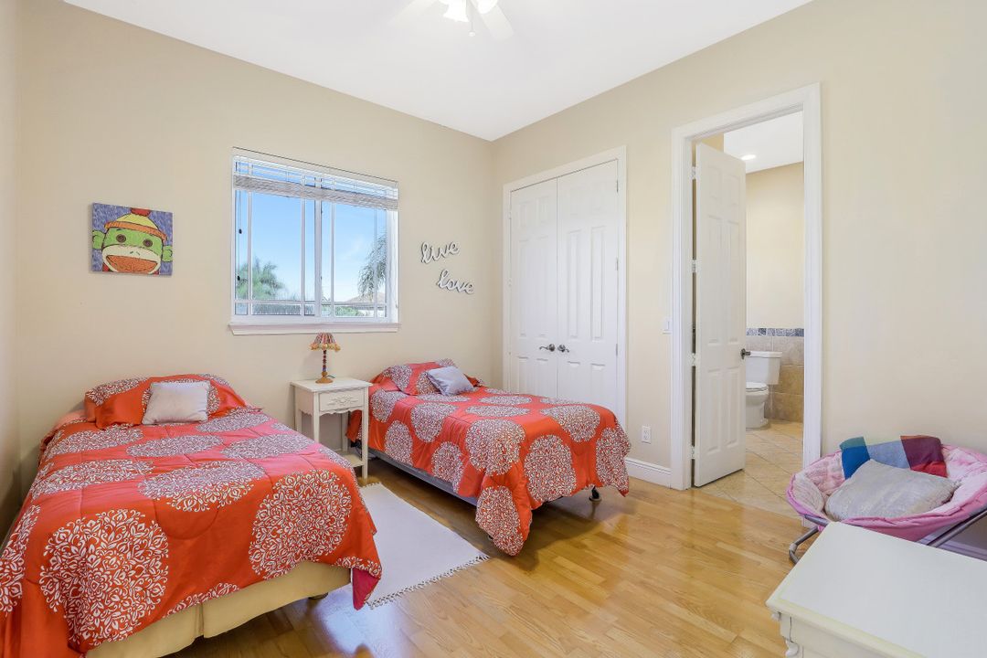 9625 6th St N, Naples, FL 34108