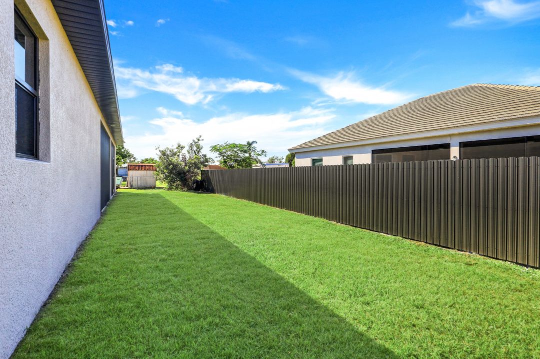 25 Crestwood Cir S, Lehigh Acres, FL 33936