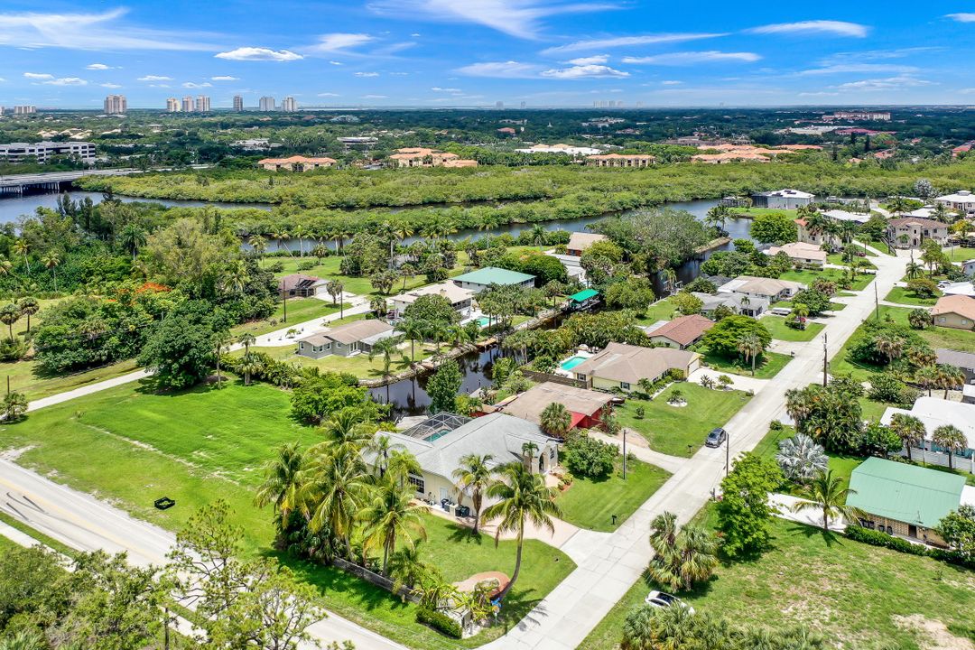 27313 Buccaneer Dr, Bonita Springs, FL 34135