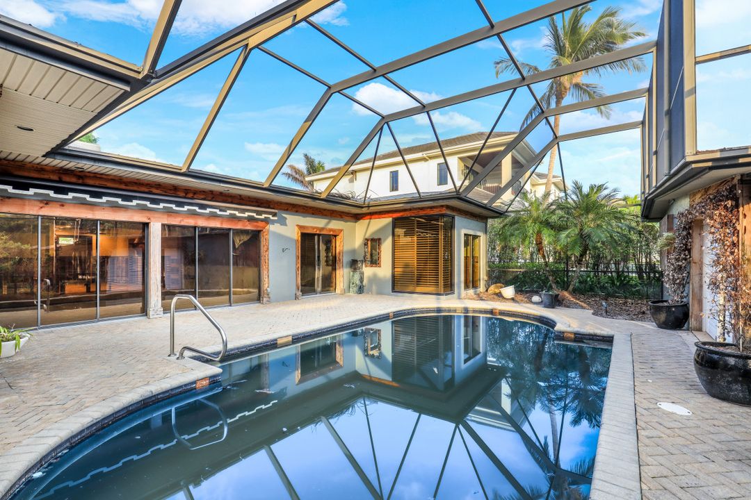 140 2nd Ave S, Naples, FL 34102