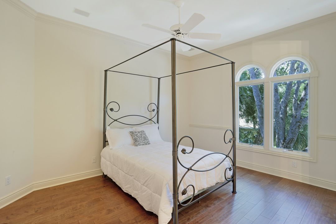 969 Barcarmil Way, Naples, FL 34110