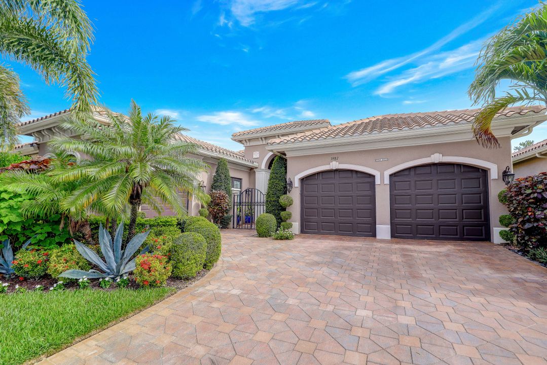 3987 Bering Ct, Naples, FL 34119