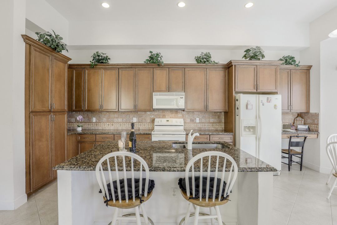 1985 Par Dr, Naples, FL 34120