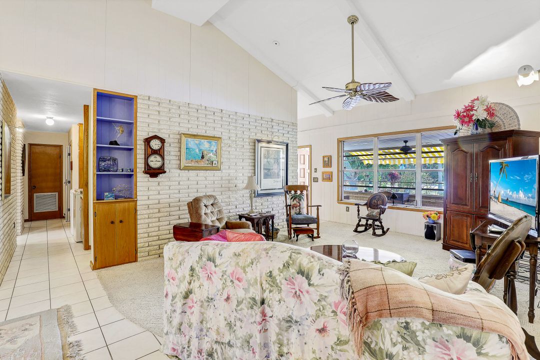 10442 Vanderbilt Dr, Naples, FL 34108