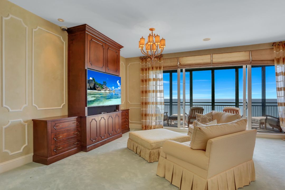 81 Seagate Dr #2001, Naples, FL 34103